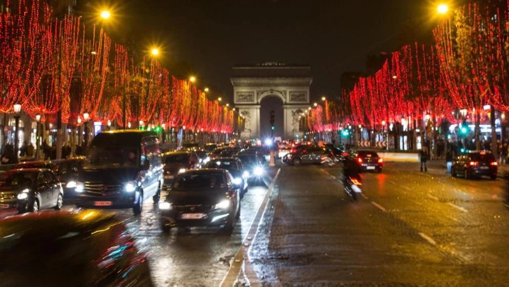 Na čuvenom pariškom bulevaru osvjetljeno je 400 stabala