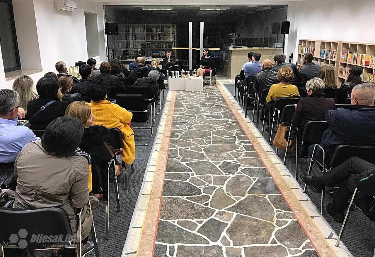 Publika na promociji romana