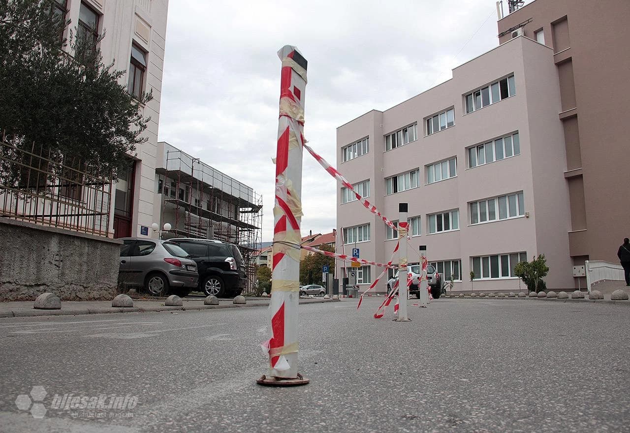 Stupci u ulazu u krug Doma zdravlja