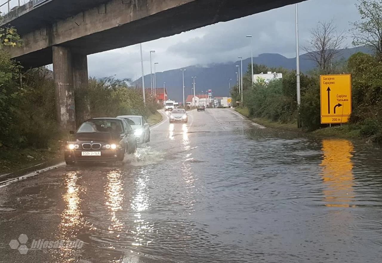 Kiša stvorila probleme u prometovanju u Mostaru
