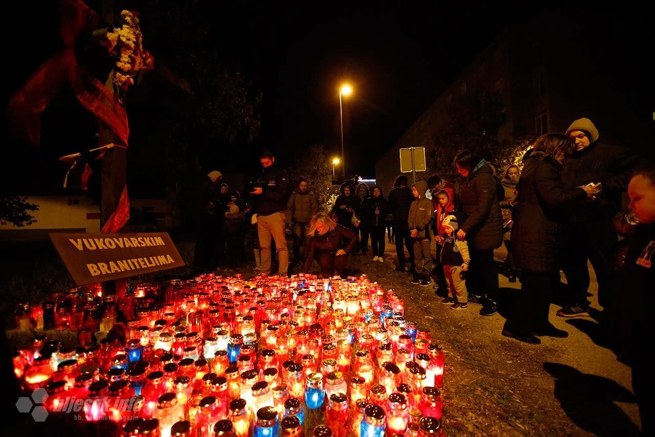 Građani Mostara zapalili su svijeće u Vukovarskoj ulici, kako bi odali počast svim žrtvama pada grada Vukovara.