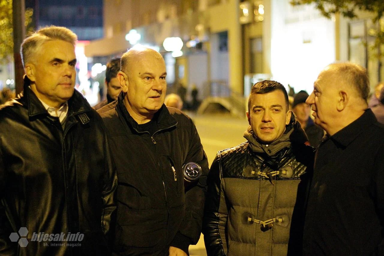 Građani Mostara zapalili su svijeće u Vukovarskoj ulici, kako bi odali počast svim žrtvama pada grada Vukovara.