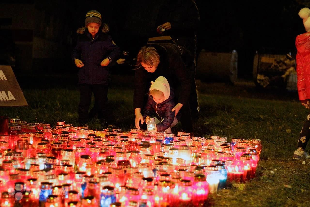 Građani Mostara zapalili su svijeće u Vukovarskoj ulici, kako bi odali počast svim žrtvama pada grada Vukovara.