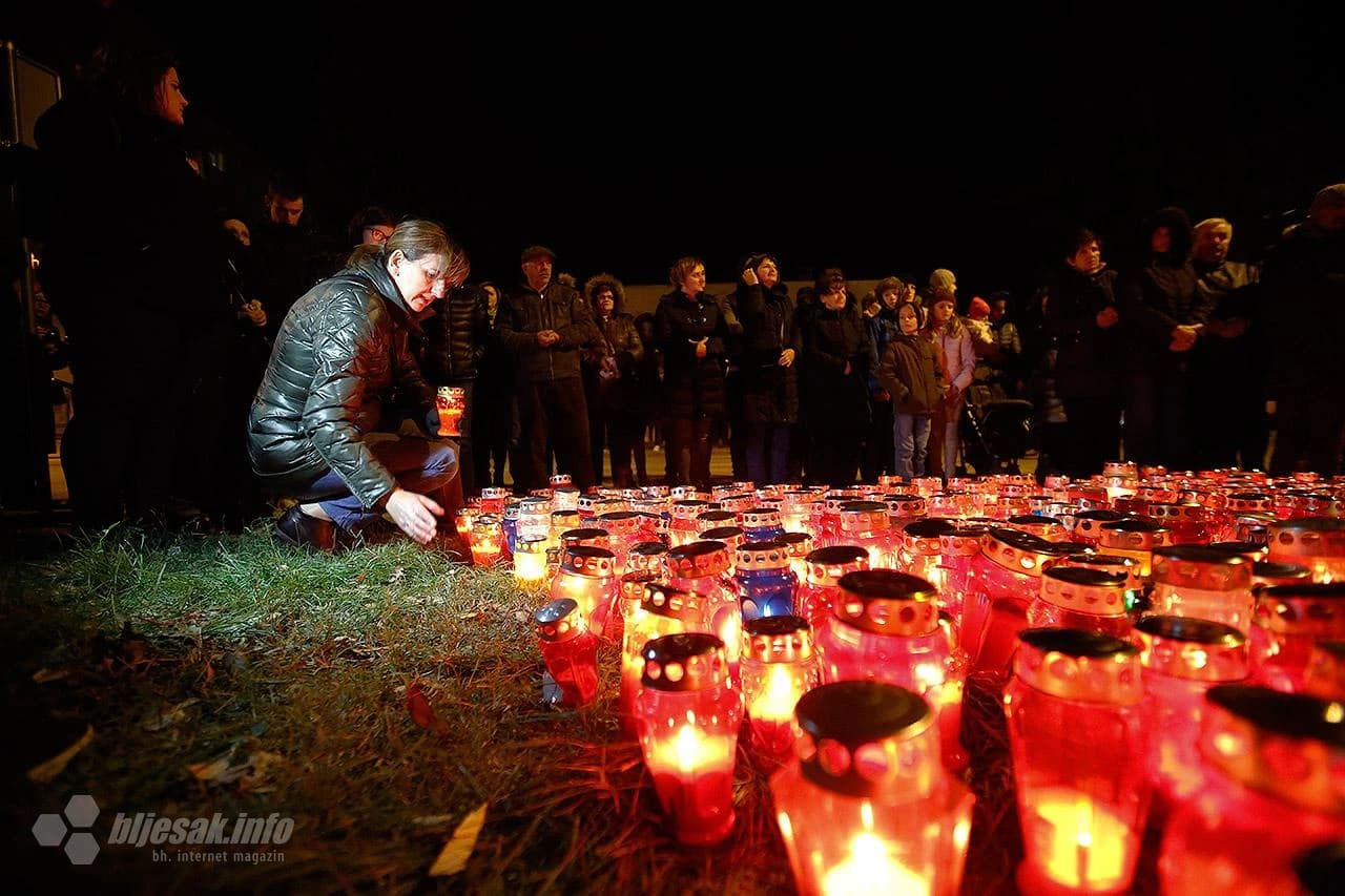 Građani Mostara zapalili su svijeće u Vukovarskoj ulici, kako bi odali počast svim žrtvama pada grada Vukovara.