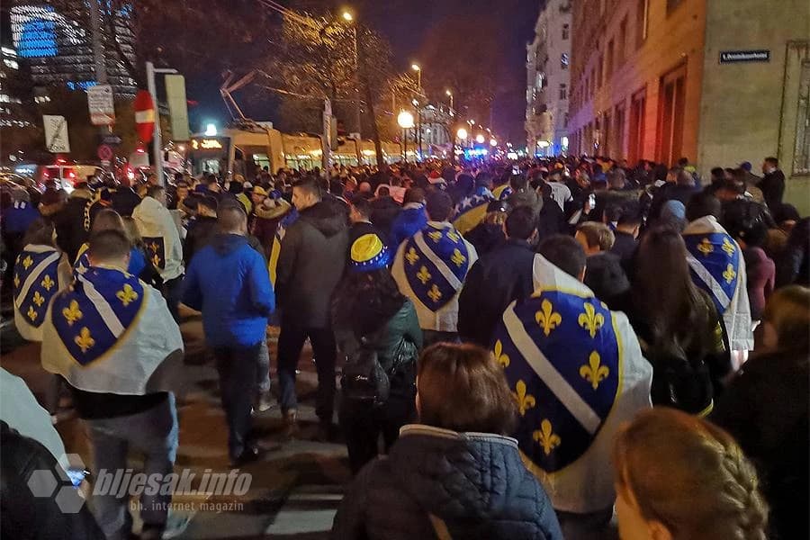 Podrška Zmajevima: Bakljada na Schwedenplatzu, pa korteo do stadiona