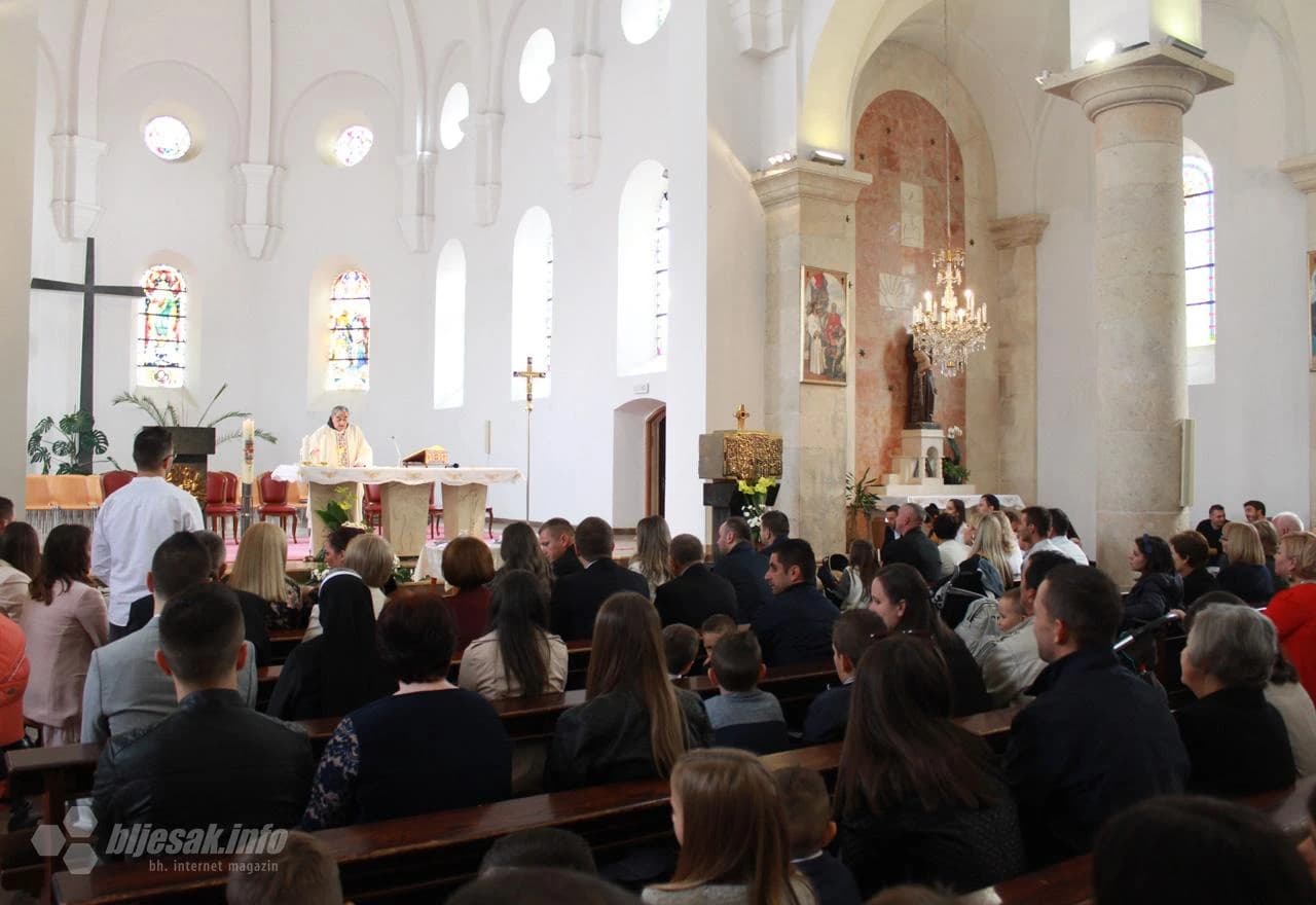 Krštenje devet beba u Širokom Brijegu