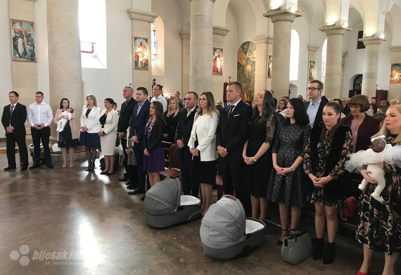 Krštenje devet beba u Širokom Brijegu
