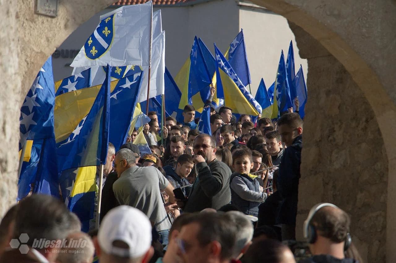 Na današnji dan, 9. studenog 1993., srušen je Stari most u Mostaru. 