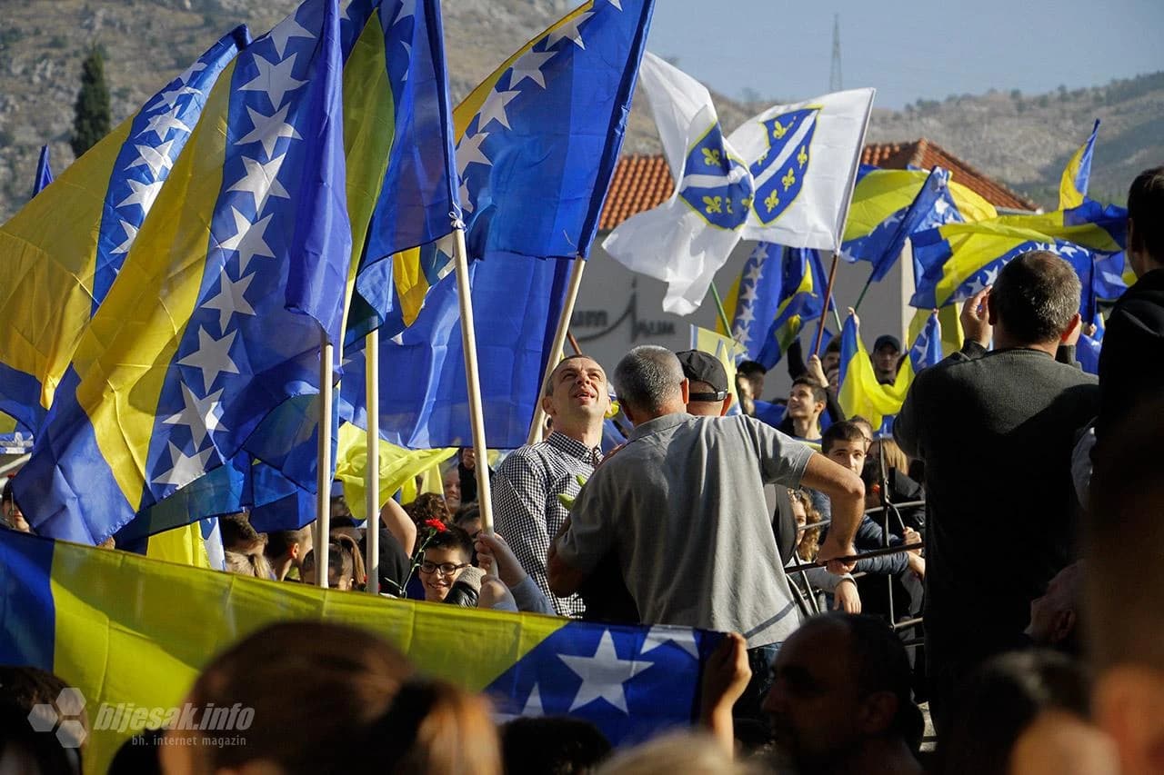 Na današnji dan, 9. studenog 1993., srušen je Stari most u Mostaru. 