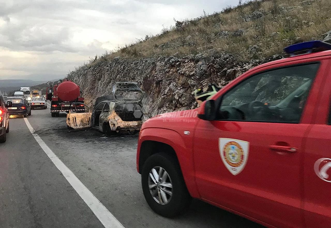 Vatrogasci na gašenju požara na Renaultu