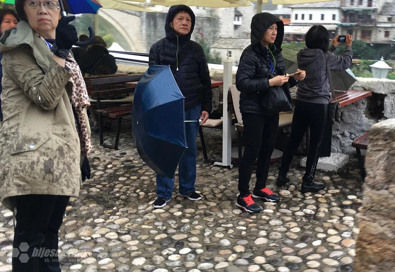 Turisti u kišnom Mostaru