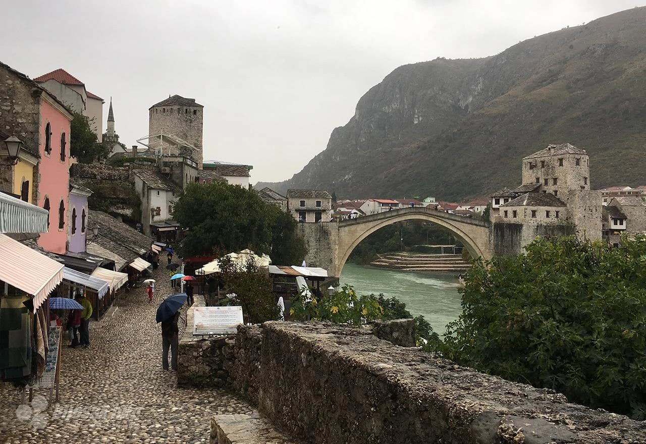 Turisti u kišnom Mostaru