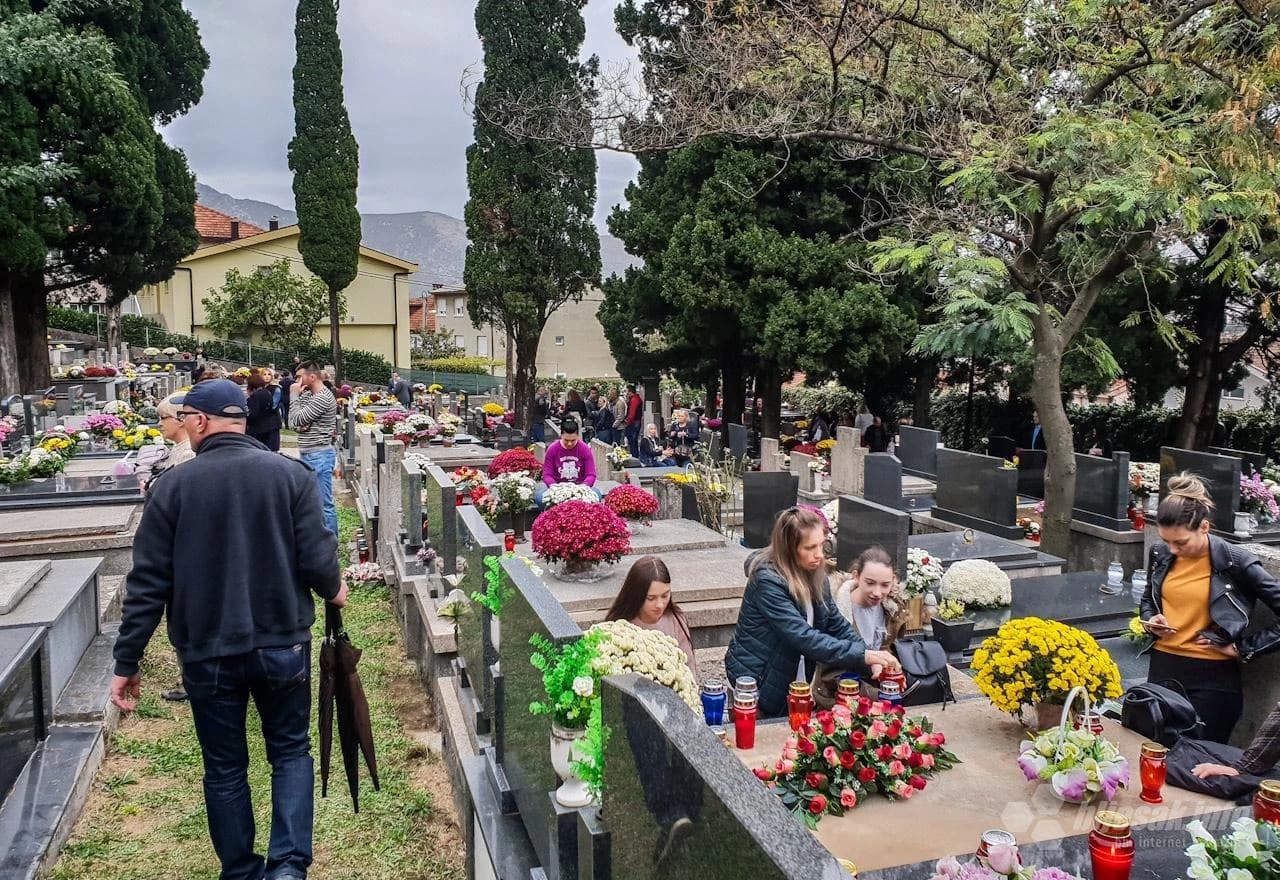 Na mostarskom groblju Masline obilježeni 'Svi sveti'