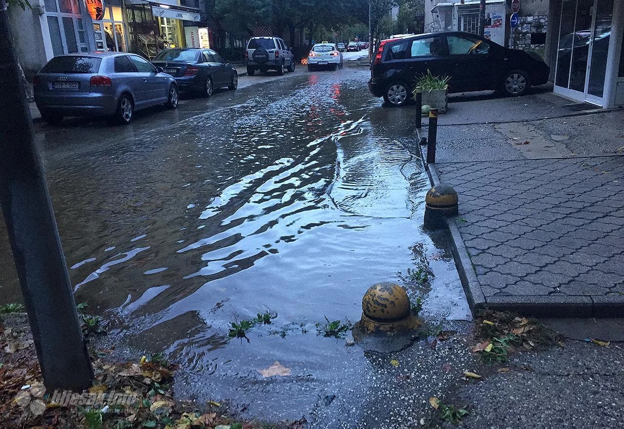 Na ulici je nastala velika lokva