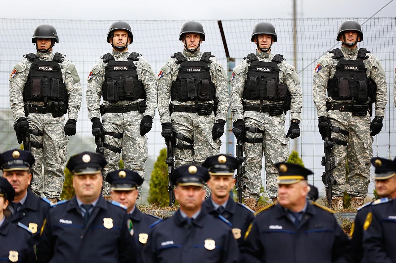 Policijski službenici na sahrani