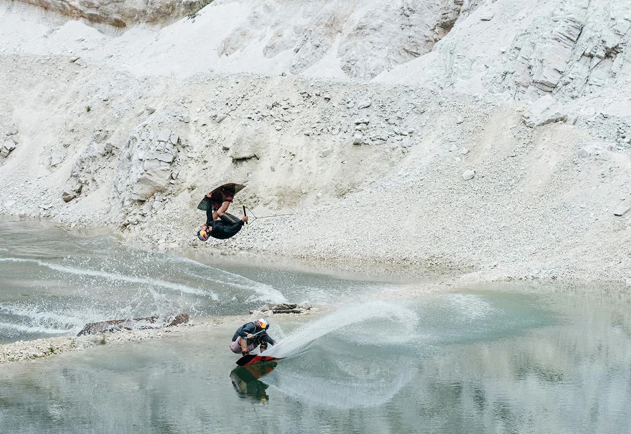 Okomita litica sa bijelim, oštrim kamenitim rubovima, u kombinaciji sa kristalno čistom vodom, izgleda sjajno i nudi sve za jedan savršen wakeboard teren