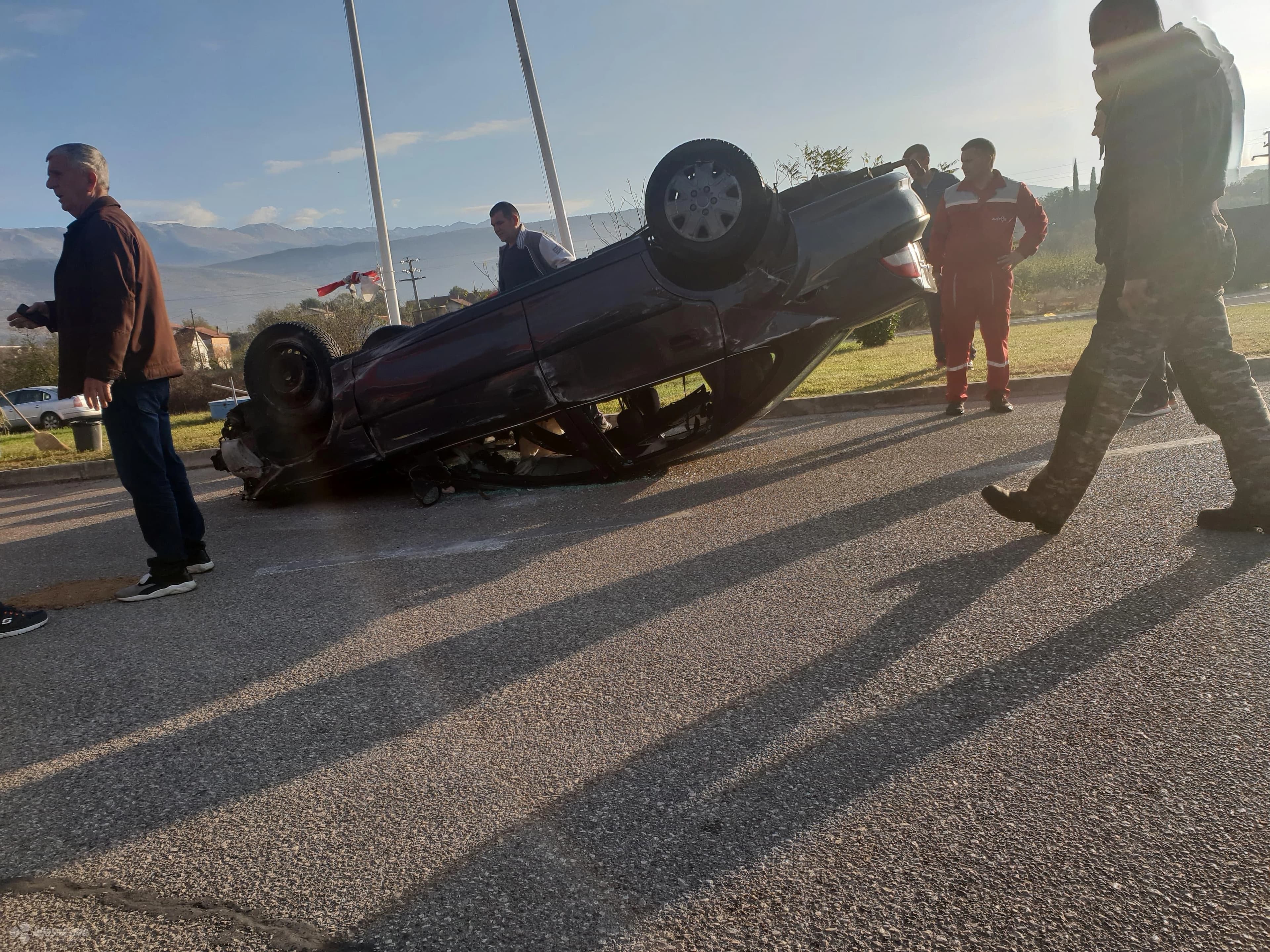 Opel Vectra je završila na krovu