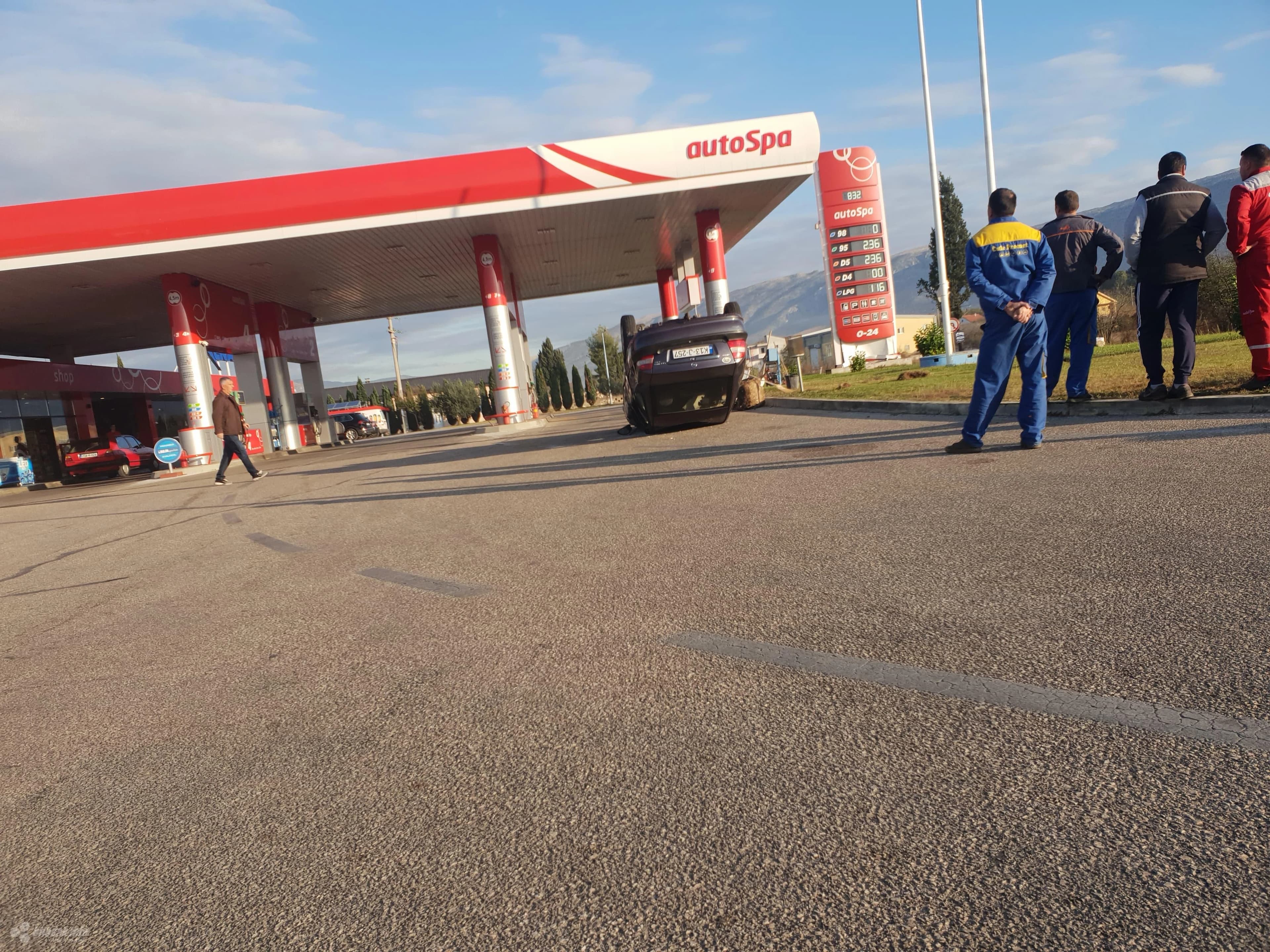 Na vozilu je nastala materijalna šteta