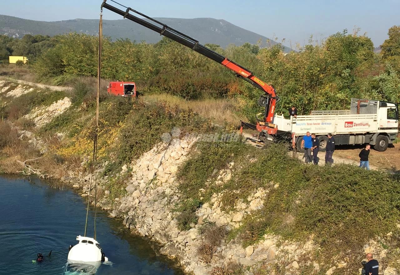 Izvlačenje BMW-a iz Bregave u Čapljni