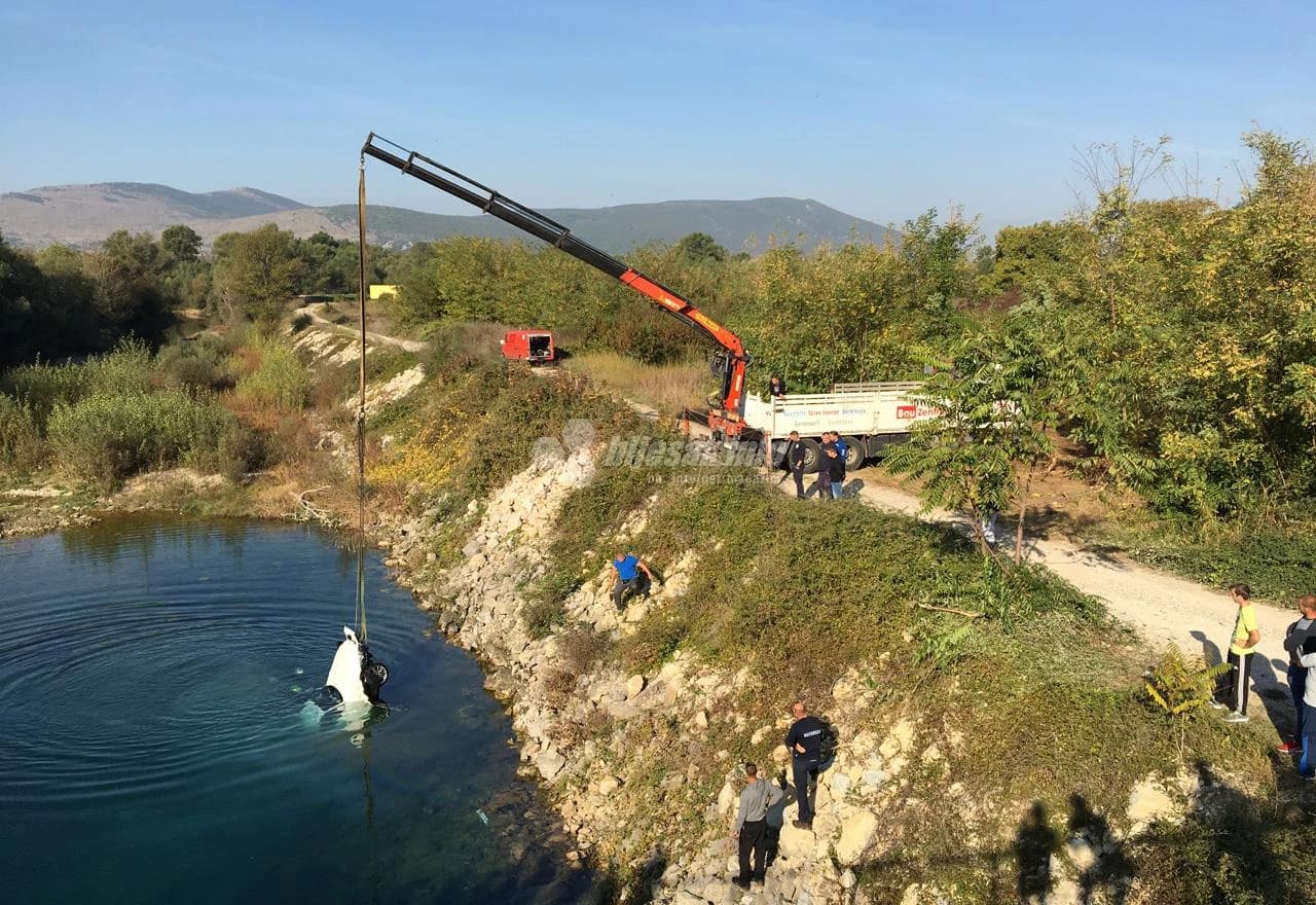 Izvlačenje BMW-a iz Bregave u Čapljni