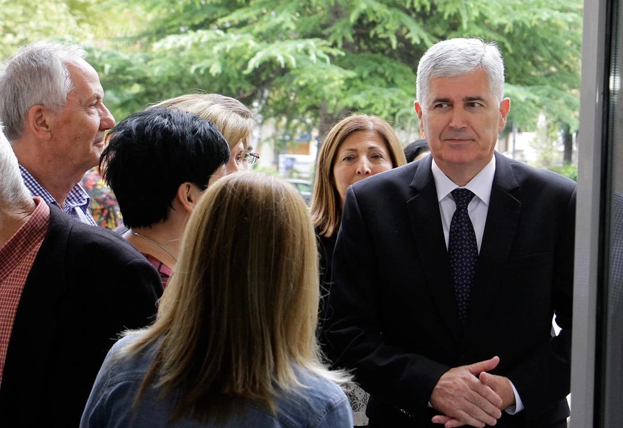 Dragana Čovića su građani pustili da na izborno mjesto uđe 'preko reda'