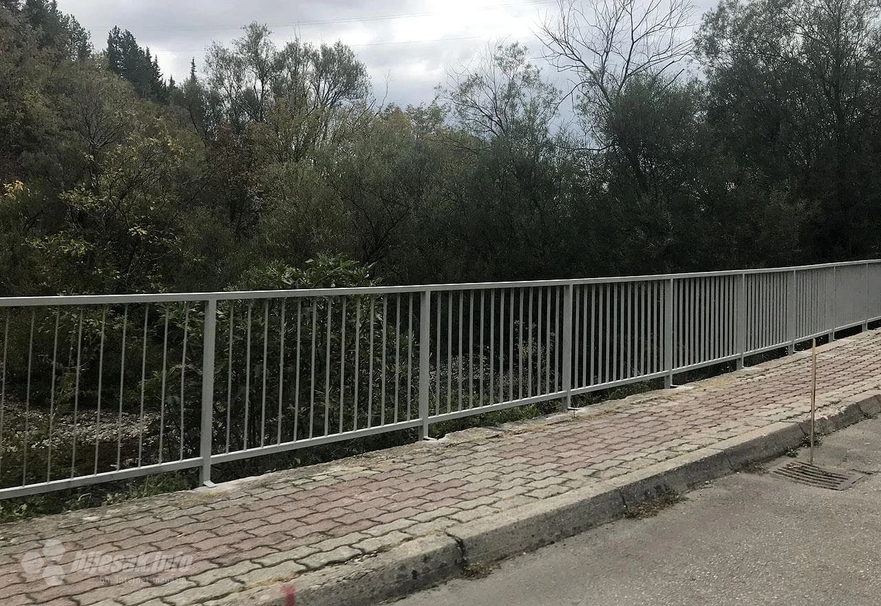 U tijeku je postavljanje ograde uz rijeku Lišticu u Borku