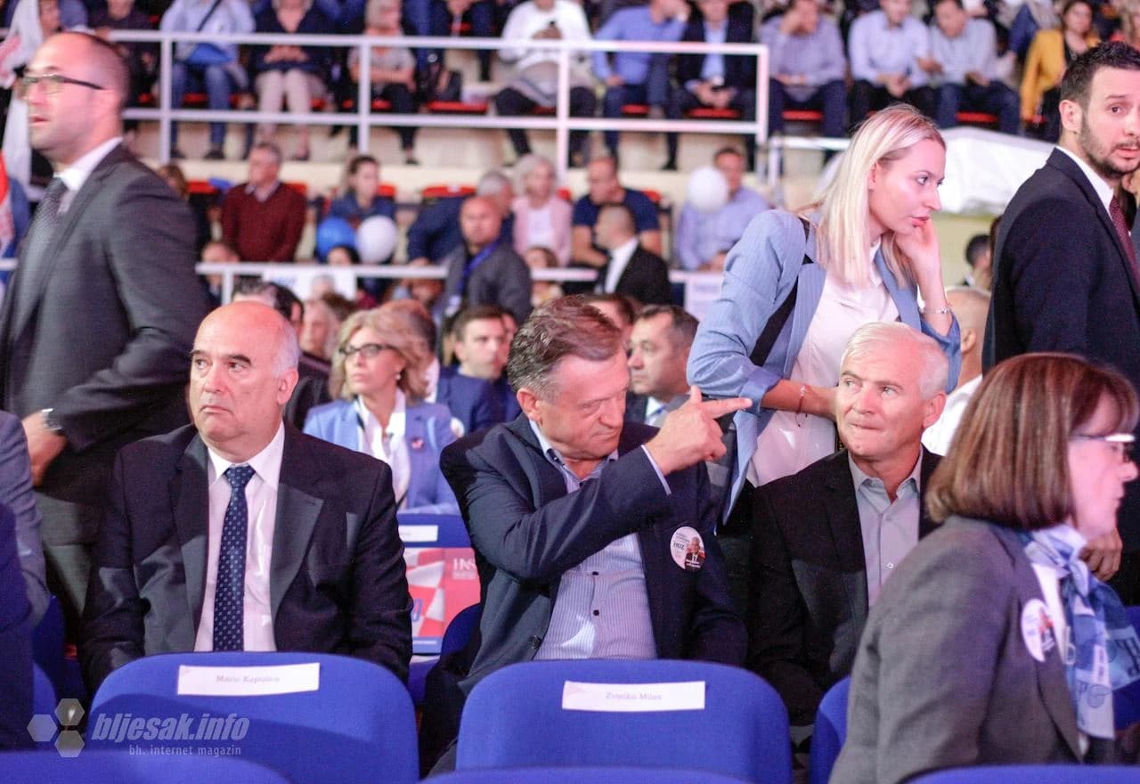 Dužnosnici Koalicije HNS u dvorani na Bijelom Brijegu
