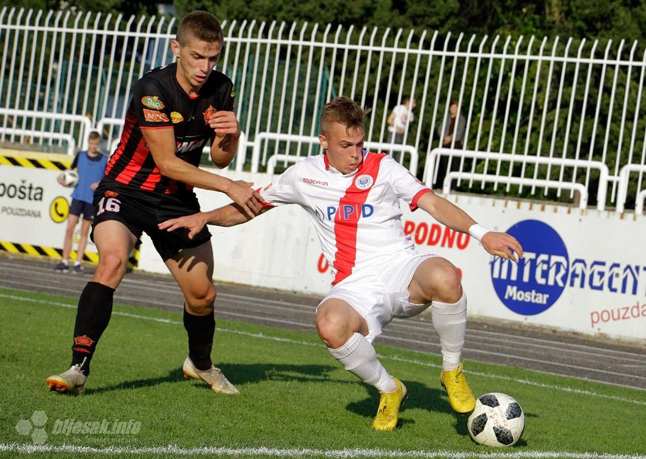 Kadušić u borbi za loptu 