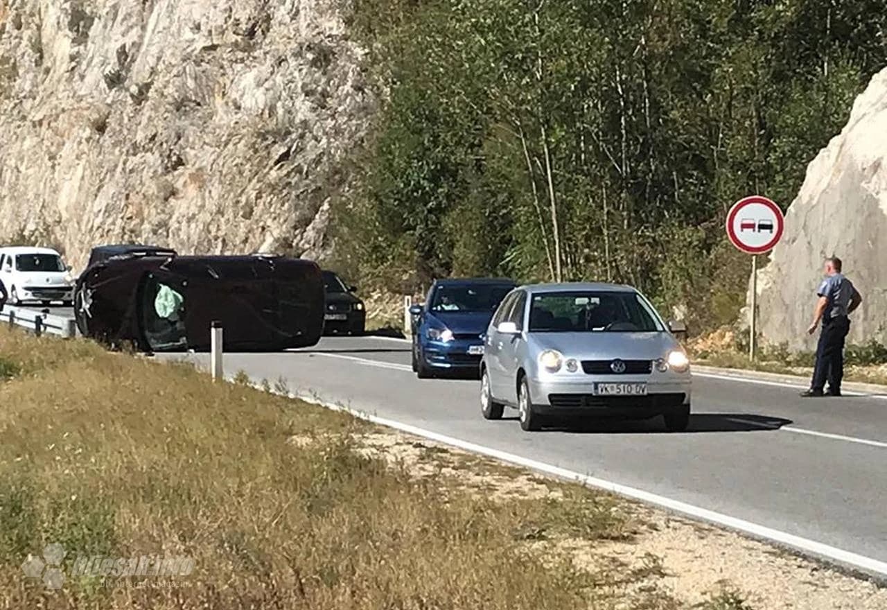 Automobili zaobilaze Škodu koja se nalazi na magistralnoj cesti M17