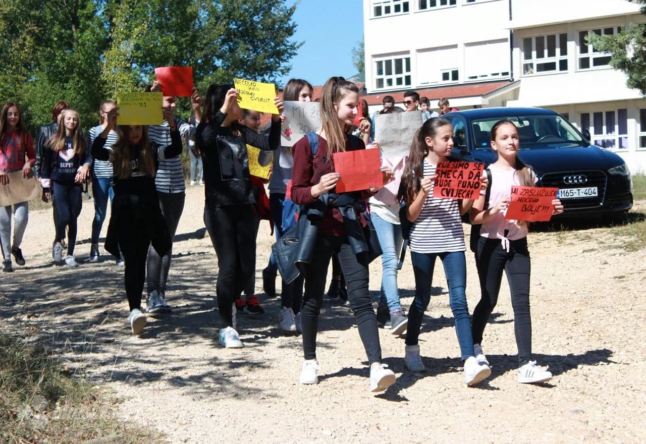 Učenici na prosvjedu pored škole