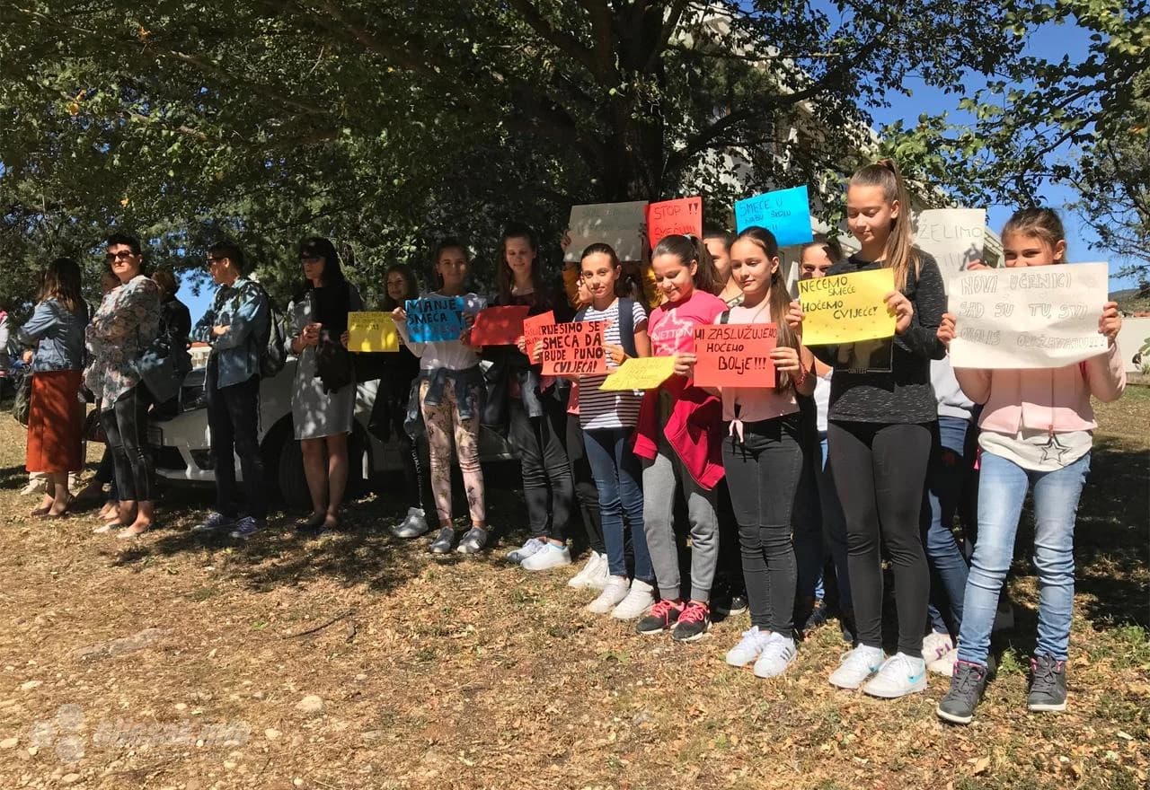 Učenici na prosvjedu pored škole