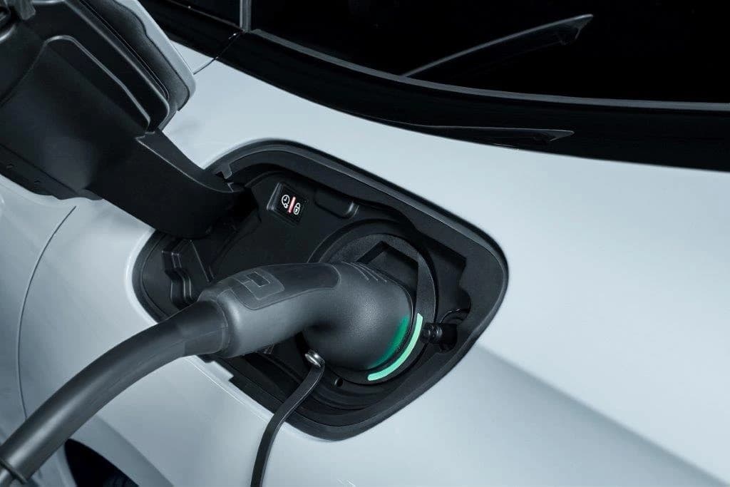 Novi motori PLUG-IN HYBRID Marke PEUGEOT: Čista energija!