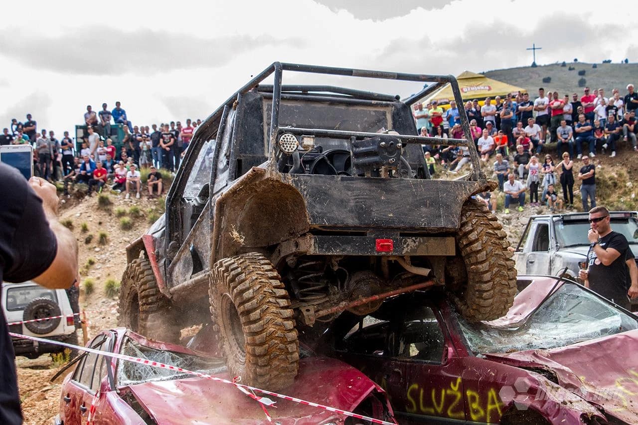 Jedna od prepreka su bili i automobili preko kojih su natjecatelji morali preći