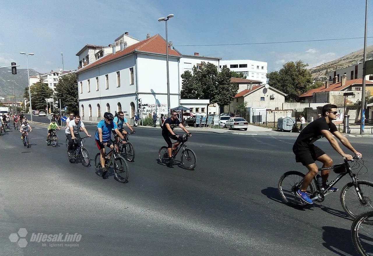 Biciklisti u koloni Bulevarom