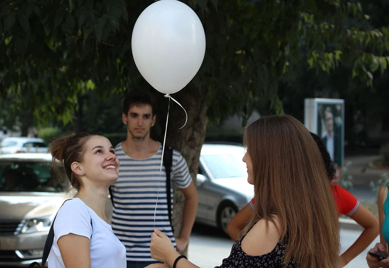 Mladi su poslali poruke mira na ulicama grada Mostara. 