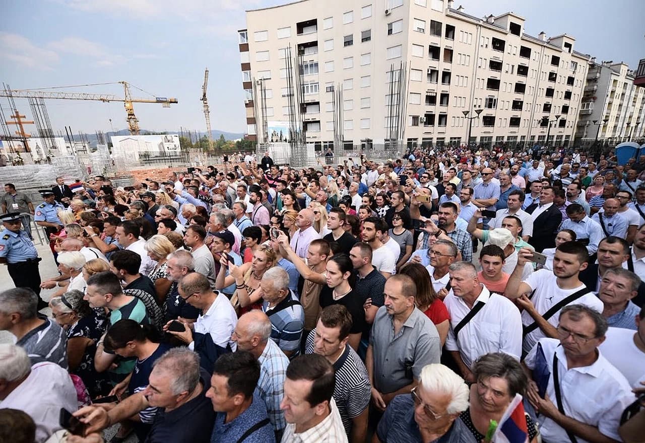 Velik broj građana i novinara je dočekao dolazak Lavrova