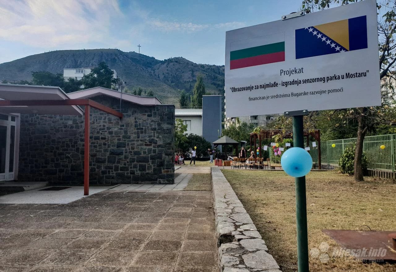 U mostarskom vrtiću 'Radoblja'  otvoren Senzorni park   MOSTAR, 20. rujna (FENA) – U vrtiću "Radobolja", JU Dječji vrtići Mostar, u četvrtak je otvoren Senzorni park koji će omogućiti djeci da kroz igru razvijaju svoje sposobnosti.   Park bi trebalo da ko