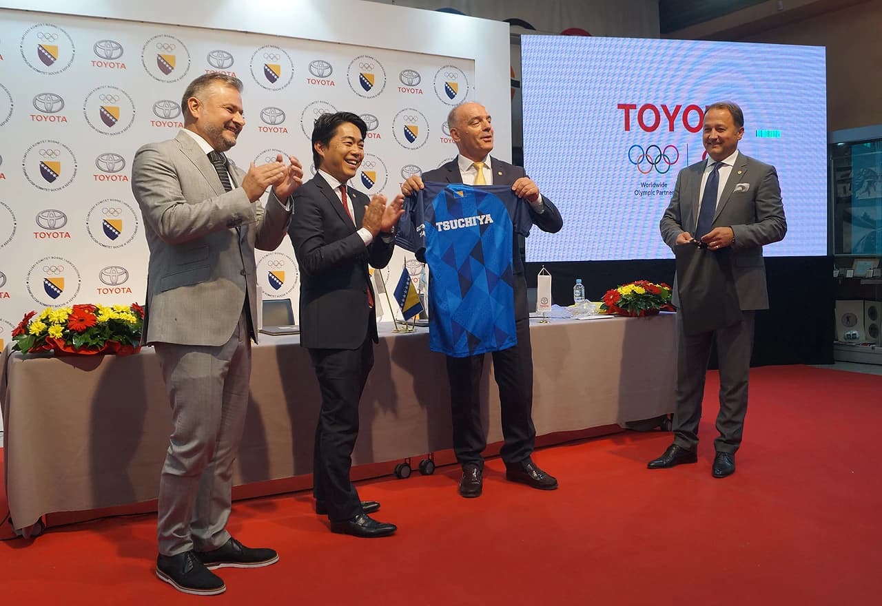 Predsjednik uprave Toyota Adria Grupe Kensuke Tsuchiya dobio na poklon bh. dres