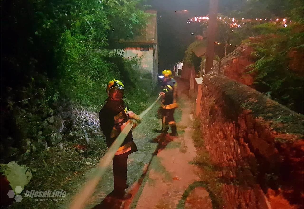 Požar u mostarskom naselju Konak