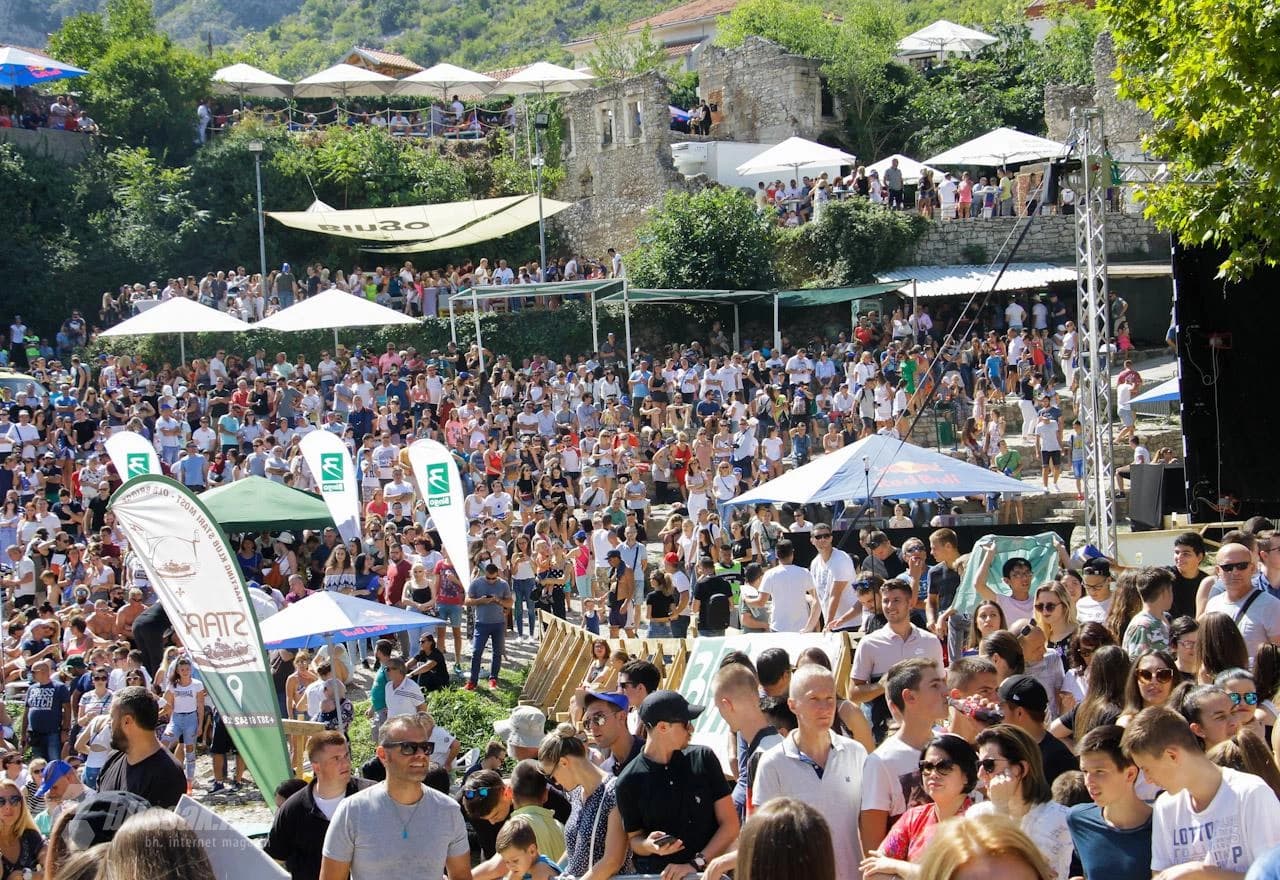 Mnoštvo gledatelja na skokovima