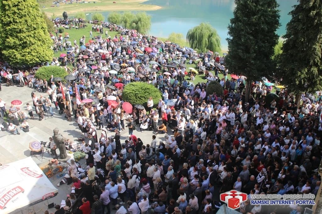 Mnoštvo vjernika na misi