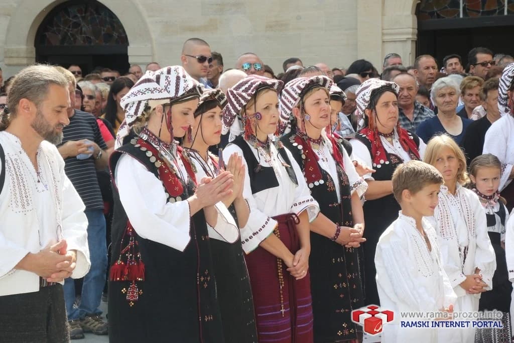 Svečana sveta misa služena je u samostanskom dvorištu