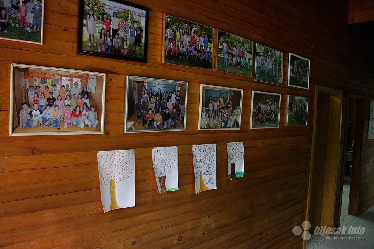 Fotografije prethodnih generacija područne škole u Vojnu 
