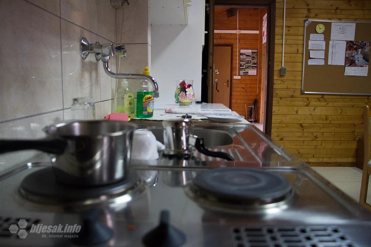 Pogled iz zbornice na hodnik škole