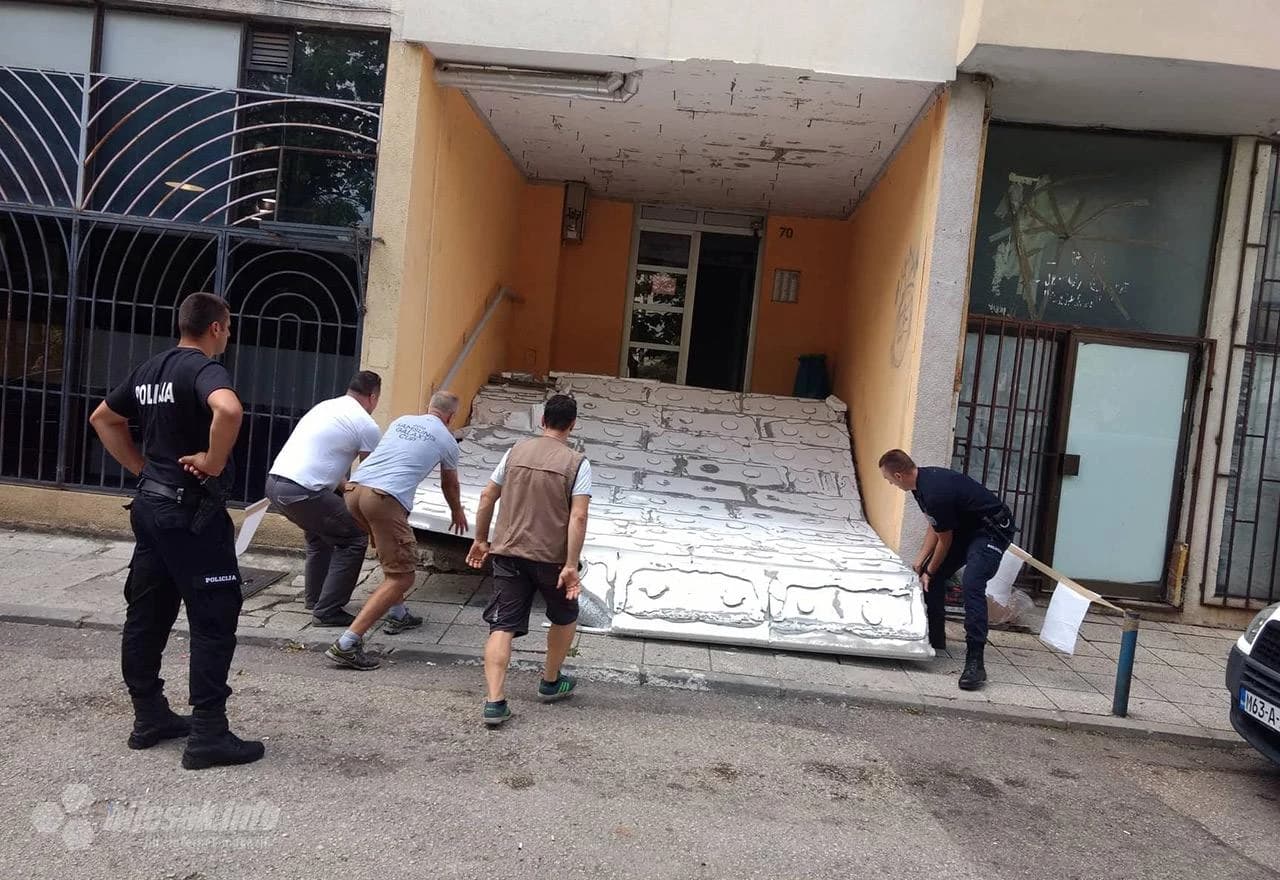 Građani i policija uklonili su ostatke 