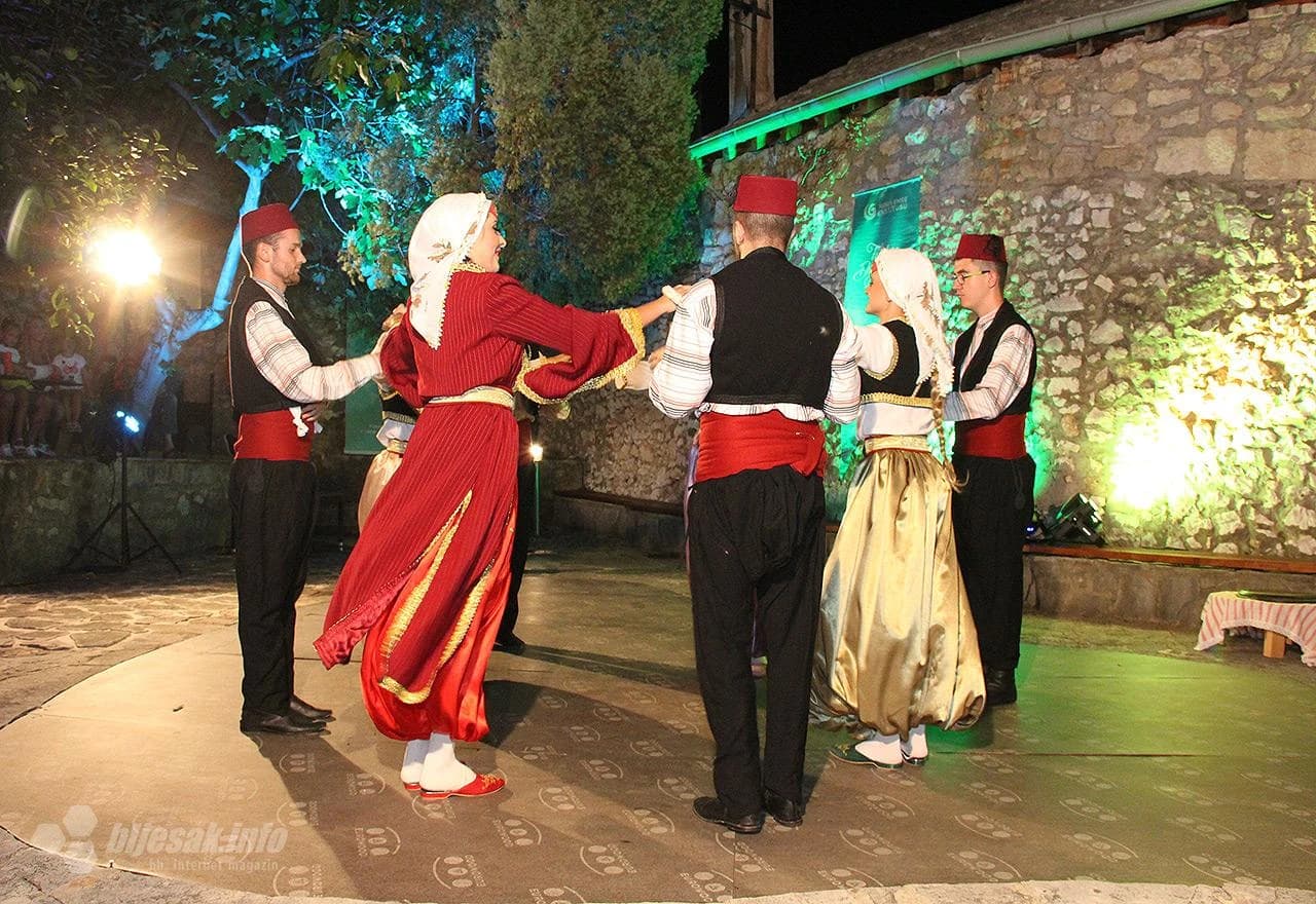 Detalj sa koncerta ansambla Tenelija