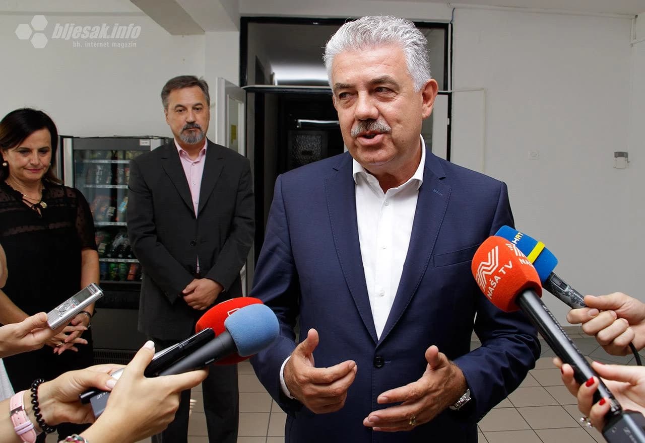 Uručivanje školskih torba i pribora za učenike s područja Grada Mostara.