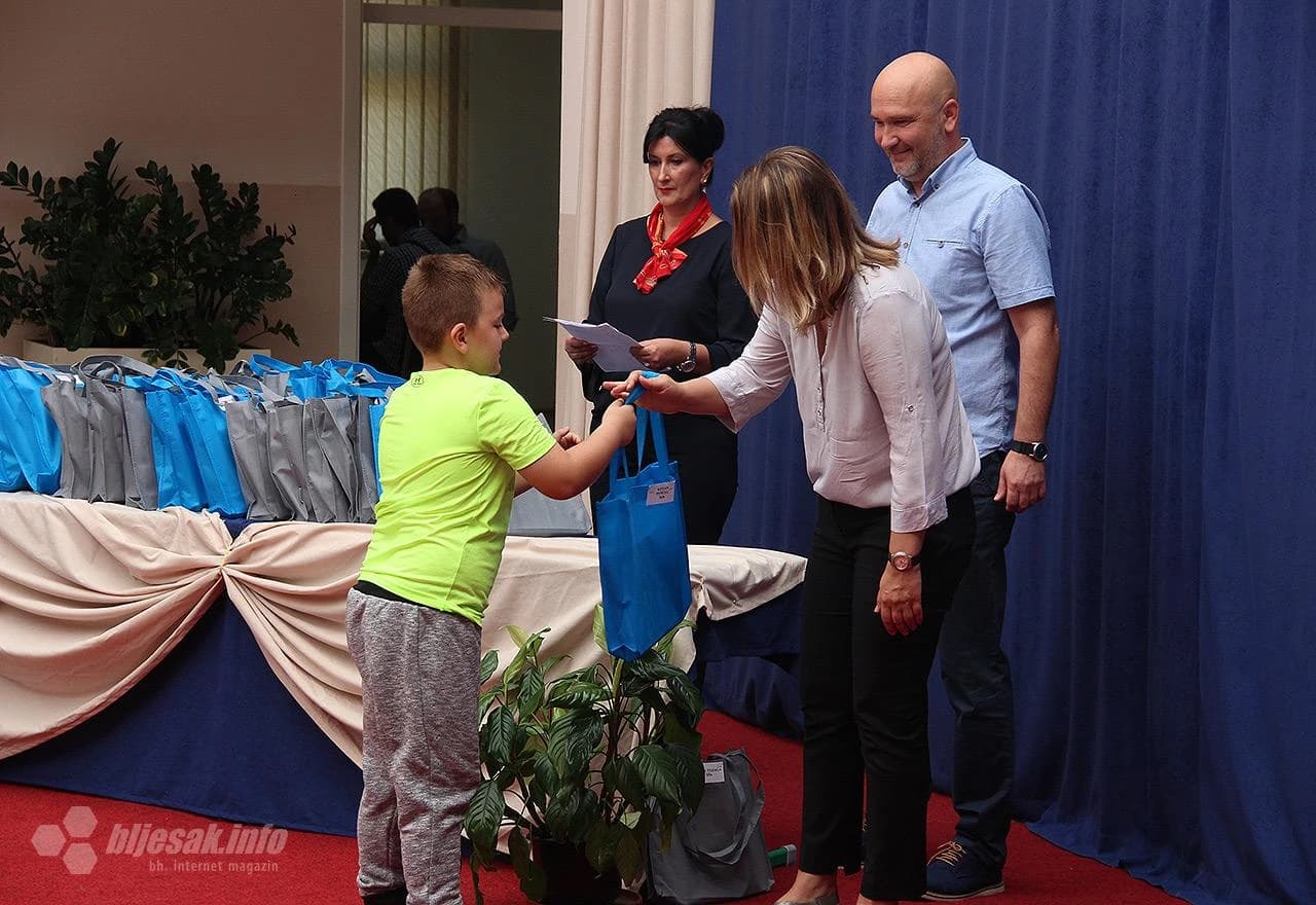 Detalj s uručenja školskih knjiga