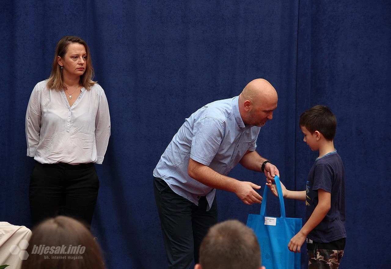 Detalj s uručenja školskih knjiga