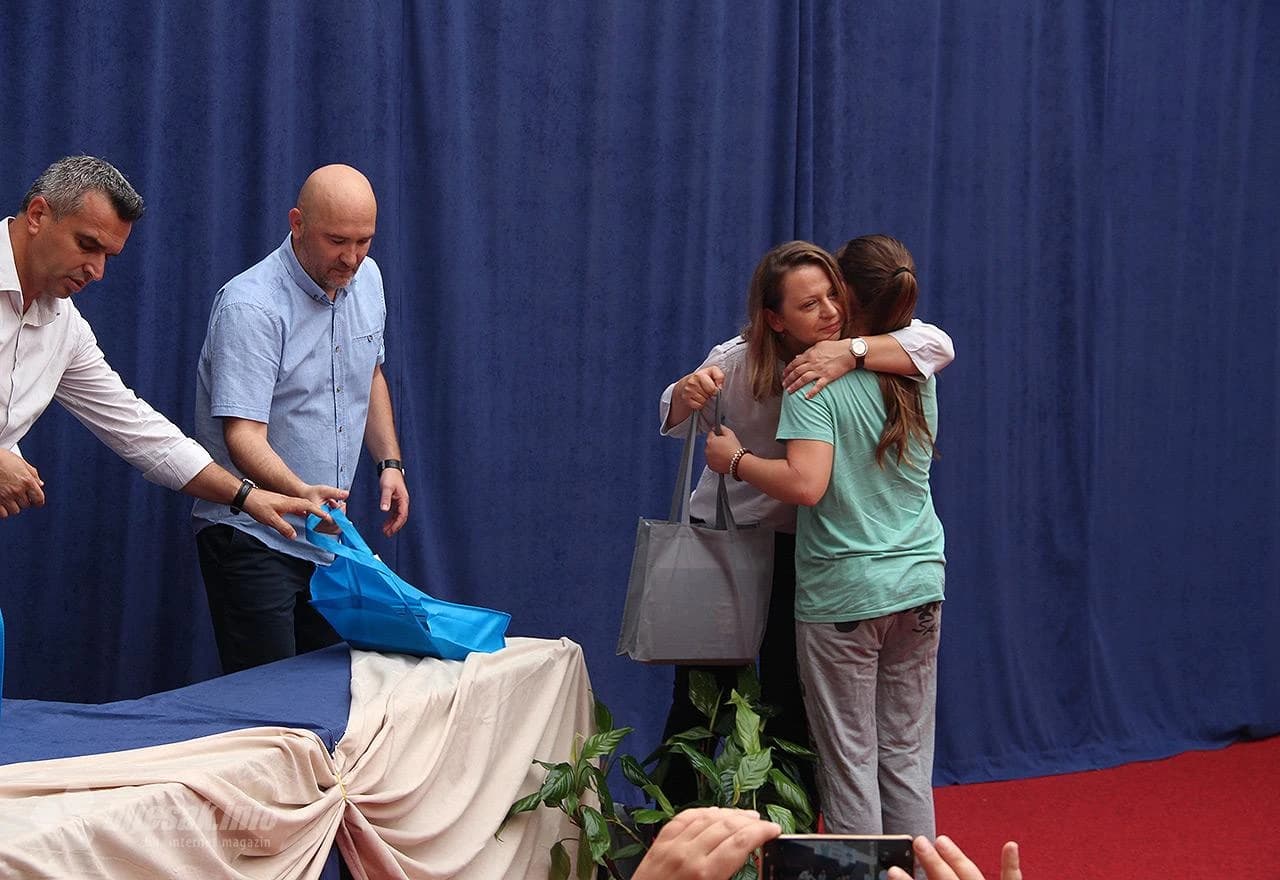 Detalj s uručenja školskih knjiga